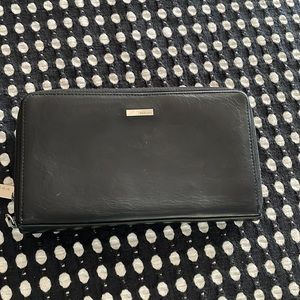 Very clean Perlina clutch wallet. Double zipper opening.